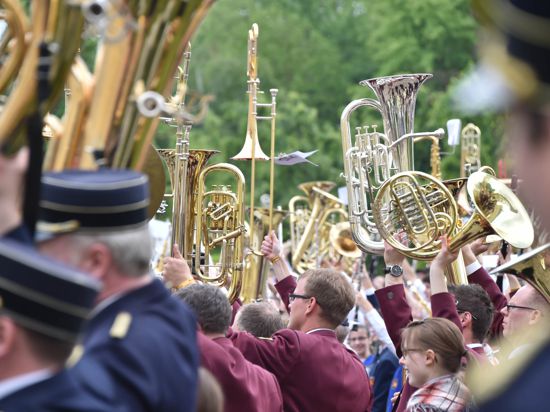 Vor dem Schloss Karlsruhe (Baden-Württemberg) findet am 17.05.2015 beim Musikfest Baden-Württemberg ein großes Gemeinschaftskonzert statt. Die Teilnehmer halten dabei ihre Instrumente zum Musikergruß in die Höhe.