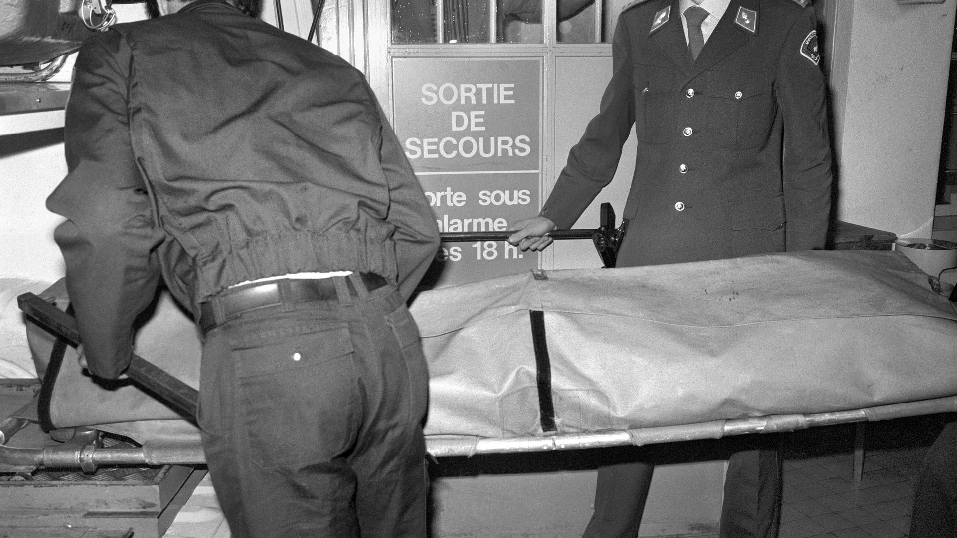 ARCHIV - Der Leichnam von Uwe Barschel wird am 11. Oktober 1987 auf einer Trage aus dem Hotel Beau-Rivage in Genf abtransportiert. Der ehemalige schleswig-holsteinische Ministerpräsident Barschel (CDU) wurde tot in der Badewanne seines Hotelzimmers aufgefunden. Foto: Keystone (zu dpa «Der Fall Barschel wird vom Polit-Krimi zum rasanten TV-Thriller») +++ dpa-Bildfunk +++