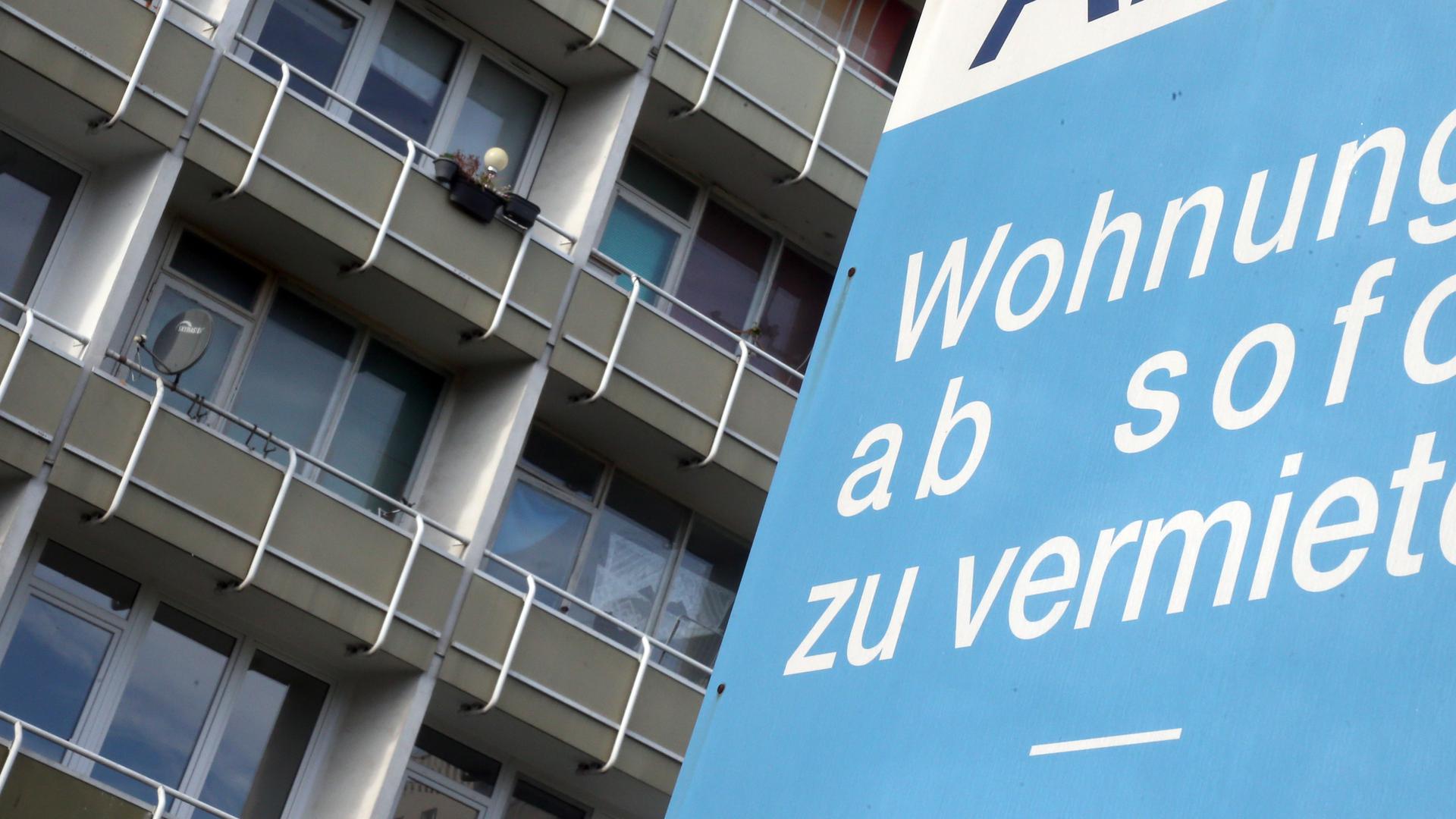 19.11.2020, Berlin: An einem Wohngebäude in Lichtenberg hängt ein Plakat, auf dem auf die Vermietung von Wohnungen hingewiesen wird. Im Abgeordnetenhaus wurde in einer Aktuellen Stunde das Thema Mietendeckel debattiert. 