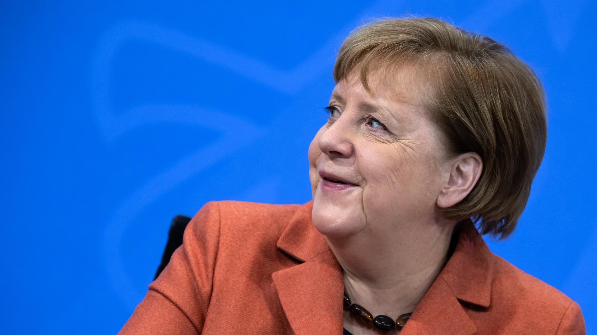 13.12.2020, Berlin: Bundeskanzlerin Angela Merkel (CDU) lächelt auf der Pressekonferenz im Bundeskanzleramt im Anschluss an die Schaltkonferenz von ihr und der Bundesregierung mit den Ministerpräsidenten der Länder. Das öffentliche Leben in Deutschland soll angesichts der sich ausbreitenden Corona-Pandemie schon ab kommenden Mittwoch (16. Dezember 2020) drastisch heruntergefahren werden. Foto: Bernd von Jutrczenka/dpa-Pool/dpa +++ dpa-Bildfunk +++