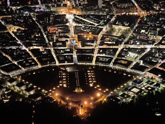 Lichter der Großstadt: Die vom Schloss ausgehende, strahlenförmige Beleuchtung macht die Fächerstadt einmalig. Doch die Experten sind sich darin einig, dass die Lichtmenge in Karlsruhe aus Umweltschutz- und Energiespargründen reduziert werden sollte. 