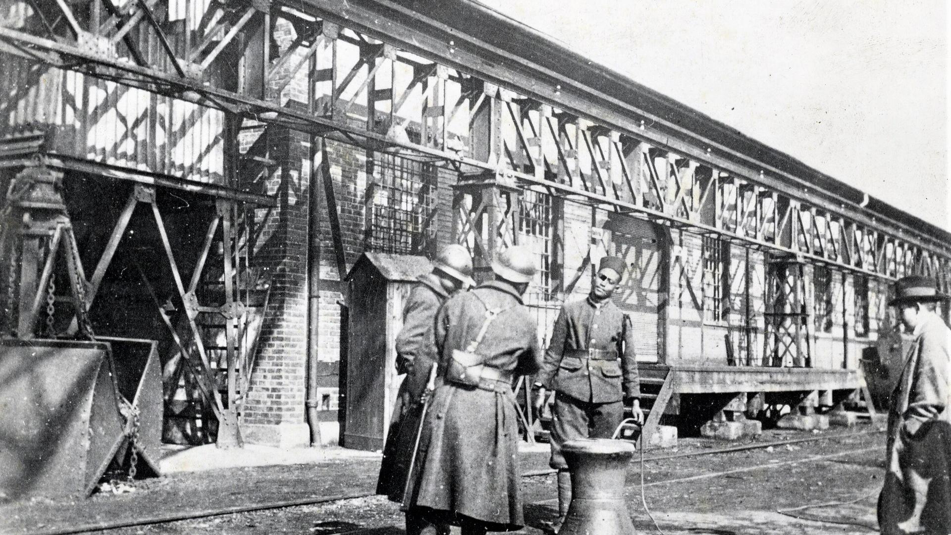 Französische Soldaten besetzen am 3. März 1923 den Karlsruher Rheinhafen.