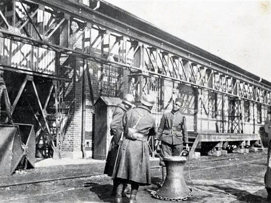 Französische Soldaten besetzen am 3. März 1923 den Karlsruher Rheinhafen.