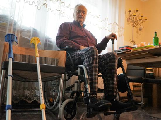 Sergiy Kelm aus Iffezheim sitzt in seinem Rollstuhl