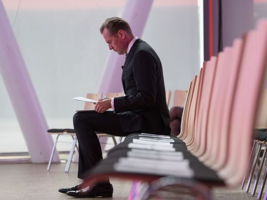 Der BDZV-Präsident Mathias Döpfner sitzt während des Zeitungskongresses des Bundesverbandes Deutscher Zeitungsverleger (BDZV) in der Carl Benz Arena in Stuttgart  in einer leeren Stuhlreihe.