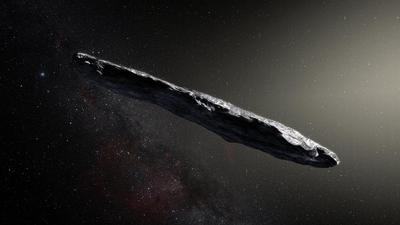 Seltene Erscheinung verblüfft Astronomen: Vor vier Jahren wurde erstmals der Durchflug eines fremden Himmelskörpers durch unser Sonnensystem beobachtet. Das Objekt mit dem Namen „Oumuamua“ (hier eine künstlerische Darstellung) fiel durch seine ungewöhnliche Form und die unerklärliche Beschleunigung auf. 