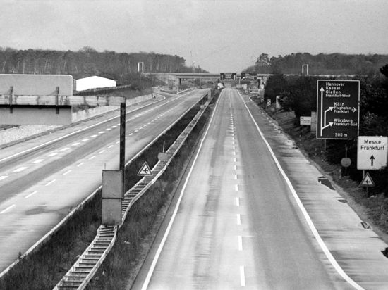 ARCHIV - Blick auf eine leere Autobahn bei Frankfurt am Main (Archivfoto vom 25.11.1973). Wegen der Ölkrise wurde damals zum ersten Mal ein sonntägliches Fahrverbot verhängt. Nun hat die Bundestagsfraktion der Grünen von der Bundesregierung die schnelle Einführung autofreier Wochenenden verlangt. - nur s/w - (zu dpa-Gespräch "Bundestagsgrüne verlangen von Bundesregierung autofreies Wochenende" vom 27.02.2007) +++(c) dpa - Bildfunk+++
