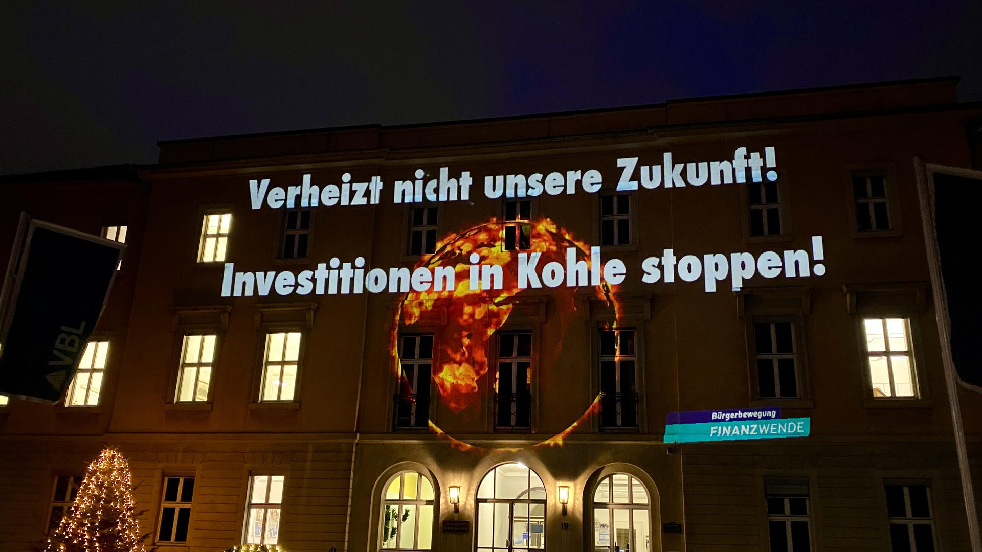Protestaktion der „Bürgerbewegung Finanzwende“ vor der Karlsruher Versorgungsanstalt des Bundes und der Länder