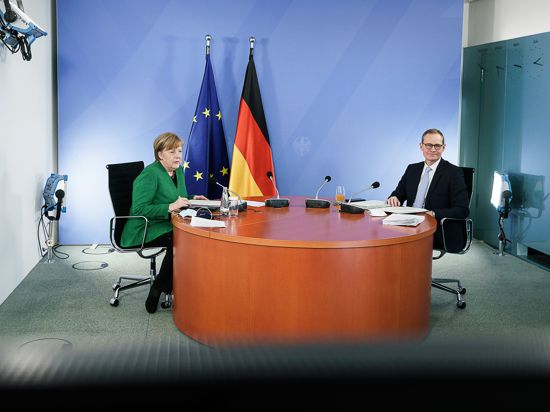 Bis spät in die Nacht diskutierten Bundeskanzlerin Merkel (CDU, links) und Berlins Regierender Bürgermeister Michael Müller (SPD) mit den Ministerpräsidenten über die neuen Corona-Regeln.