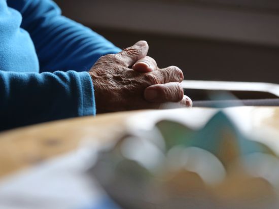 Ein 83 Jahre alter Mann, der sich am Ende seines Lebens die Option zum Suicid offenhalten möchte, sitzt in seiner Wohnung.  