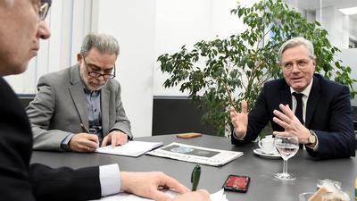 Kritik an der Kommunikation der Regierung: CDU-Politiker Norbert Röttgen (rechts) wirft im Gespräch mit BNN-Redakteuren Martin Ferber und Alexei Makartsev dem Bundeskanzler Olaf Scholz schwere Fehler vor.