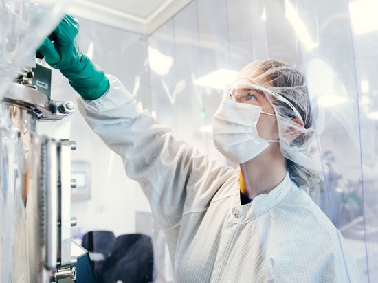 Impfstoffproduktion bei Curevac: Das Tübinger Pharmaunternehmen hat überraschend dem Mainzer Impfstoffhersteller Biontech beschuldigt, seine Patentrechte verletzt zu haben.