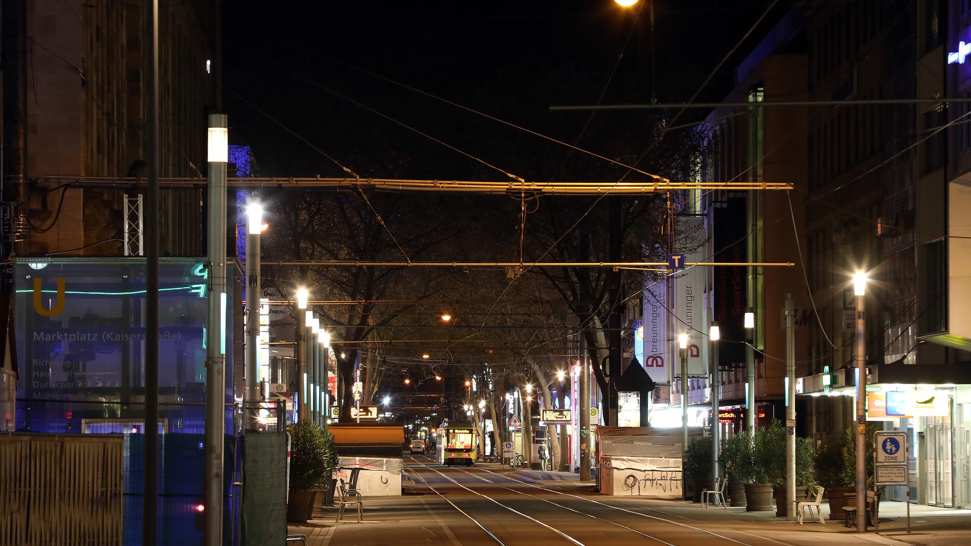 Gespenstische Stille: Die nächtliche Ausgangssperre, die als Maßnahme der Bundesnotbremse in Kraft trat, sorgte im Frühjahr auch in Karlsruhe für eine leere Innenstadt. 