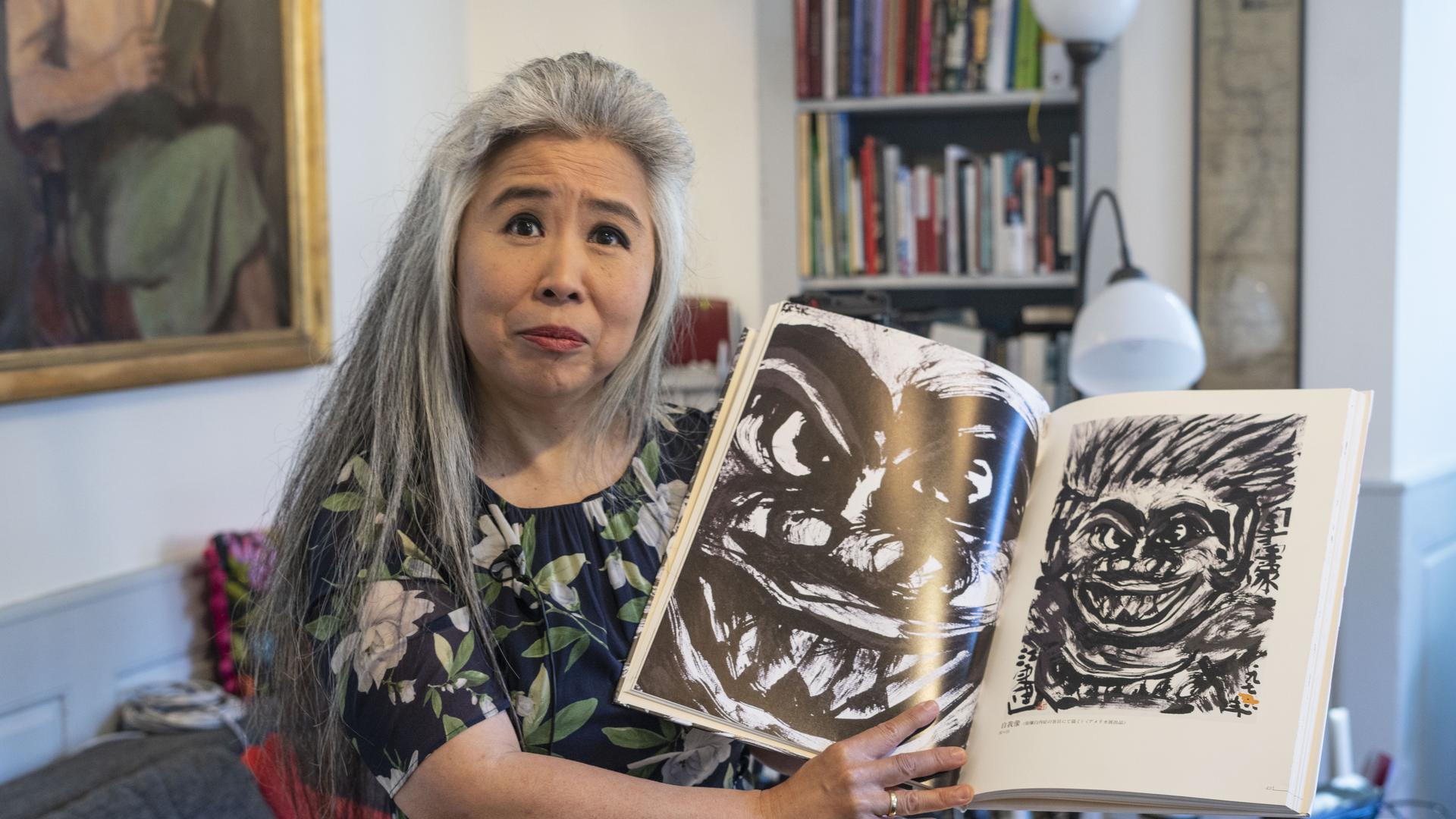 Die in Kürnbach lebende japanische Musikerin Eriko Takezawa-Friedrich zeigt ein Bild, das ihr Großvater Tan-ichi Takezawa gemalt hat. Es stellt einen Überlebenden des Atombomben-Abwurfs auf Hiroshima dar. 