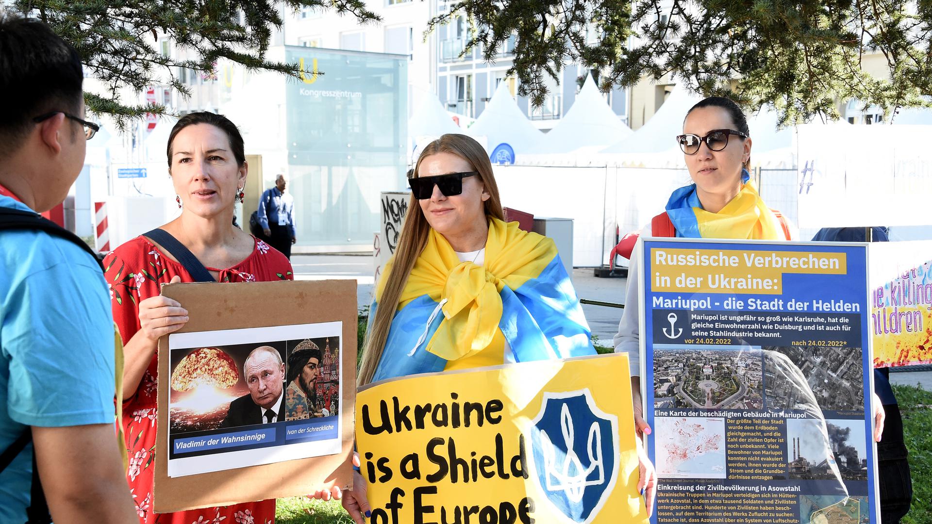 Maryna Pedchenko (links) und Helferinnen vom Verein „Ukrainer in Karlsruhe“ weisen die Geistlichen beim Weltkirchentreffen auf den Krieg in der Ukraine hin. 