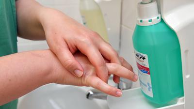 Eine Krankenschwester reinigt sich ihre Hände mit Desinfektionsmittel in einem Kreiskrankenhaus. 