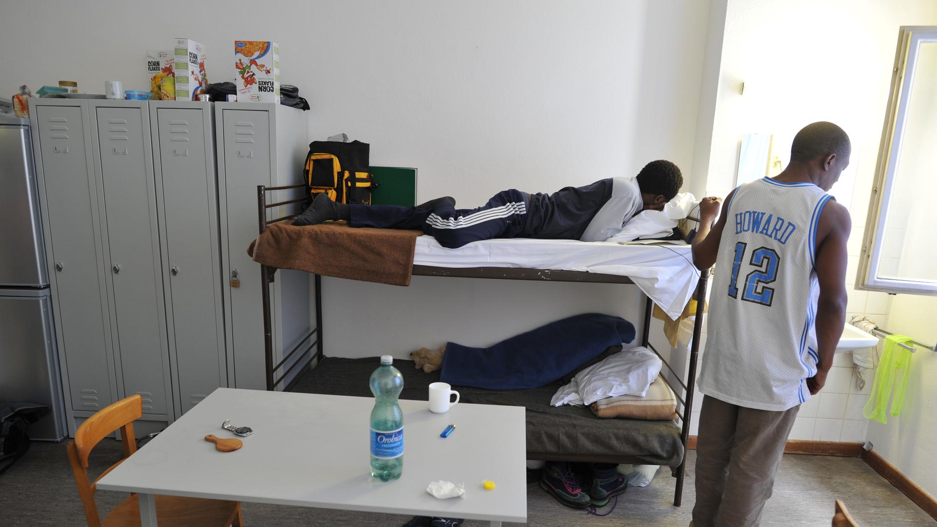 ARCHIV - Jugendliche, sogenannte "unbegleitete minderjährige Flüchtlinge (umF)" halten sich am 01.02.2011 in ihrem Zimmer eines Asylbewerberheims in München (Oberbayern) auf. Foto: Peter Kneffel/dpa   (zu dpa "Alleine und fern der Heimat - unbegleitete minderjährige Flüchtlinge" vom 16.09.2016) +++(c) dpa - Bildfunk+++ | Verwendung weltweit