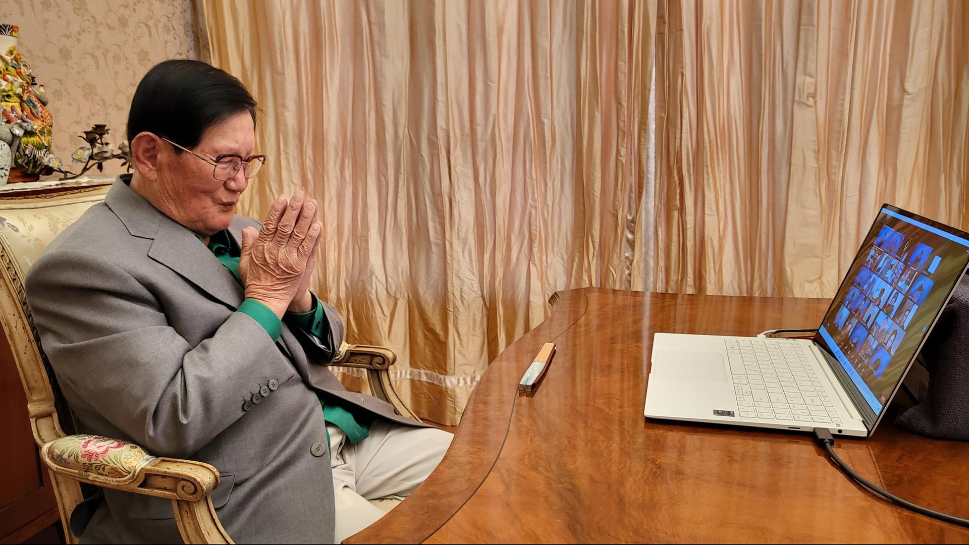 Von ihm hängt alles ab: Nur Man Hee Lee, so die Lehre von Shincheonji, kann die Inhalte der Bibel transportieren. Der 90-Jährige erklärt Menschen in aller Welt per Livestream, von Gott beauftragt worden zu sein. 