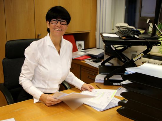 Anette Waidelich, Vorstandssprecherin der Raiffeisenbank Ersingen, an ihrem Schreibtisch.