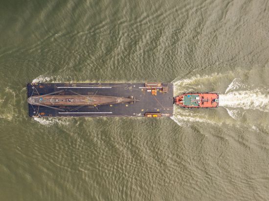Auf einem hochseetauglichen, 85 Meter langen Ponton wird U17 von Kiel über die Nordsee in die Niederlande und von dort auf dem Rhein wieder zurück nach Deutschland transportiert.