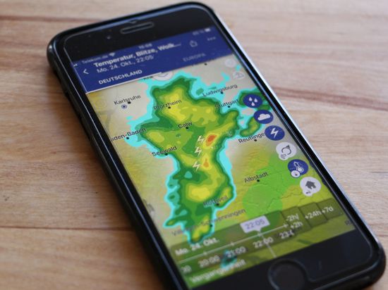 Blitzt es schon am Horizont? Bestenfalls hat die App des Deutschen Wetterdienstes (DWD) den Smartphone-Besitzer rechtzeitig vor dem nahenden Unwetter gewarnt.