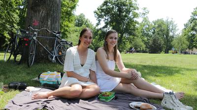 Abkühlung bei Sektfrühstück im Schlossgarten: Die beiden KIT-Studentinnen Sarah Deskovski (links) und Clara Schragmann finden die aktuelle Hitze nicht so schlimm.