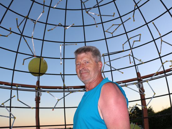Glaubt nicht an außerirdische Besucher auf der Erde: Hobby-Astronom Roland Zimmermann vor seinem selbst gebauten mechanischen Planetarium in der Sternwarte Kraichtal.