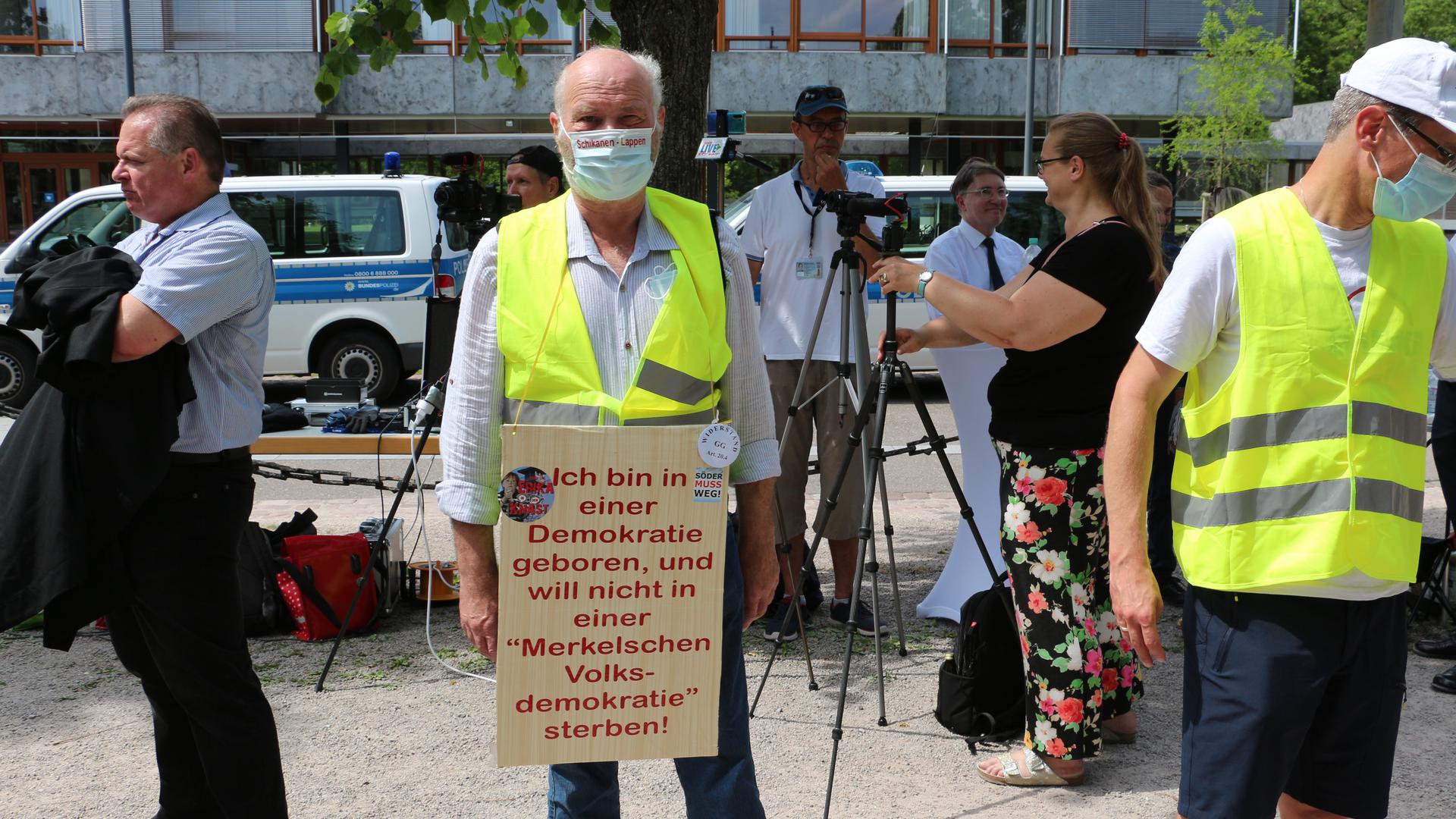 Protest gegen angebliches Unrecht: Die Kundgebung der „Anwälte für Aufklärung“ vor dem Bundesverfassungsgericht in Karlsruhe zog trotz Extremtemperaturen zahlreiche Kritiker der staatlichen Pandemie-Maßnahmen an.