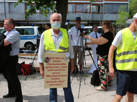 Protest gegen angebliches Unrecht: Die Kundgebung der „Anwälte für Aufklärung“ vor dem Bundesverfassungsgericht in Karlsruhe zog trotz Extremtemperaturen zahlreiche Kritiker der staatlichen Pandemie-Maßnahmen an.