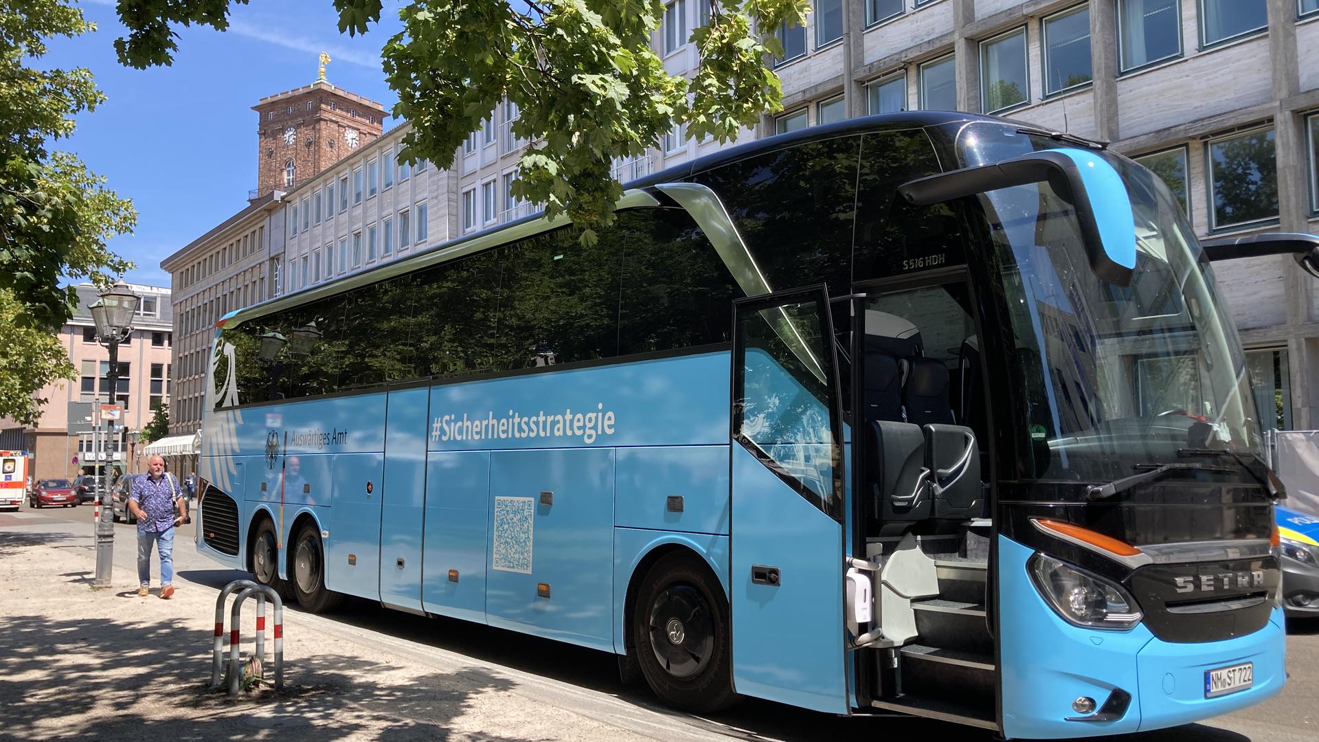 Blau wie die Farbe des friedlichen Himmels: Mit diesem Tourbus – fotografiert am Sonntag in Karlsruhe – reist Außenministerin Annalena Baerbock derzeit durch die Republik, um mit dem Menschen über die zukünftige nationale Sicherheitsstrategie Deutschlands zu sprechen.