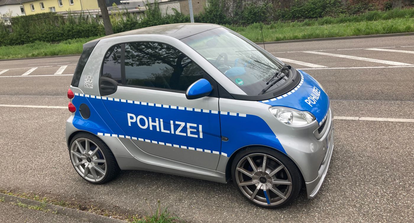Der silberblaue Smart, der auch durch Karlsruhe fährt, sieht auf den ersten Blick einem Polizeifahrzeug zum Verwechseln ähnlich aus.