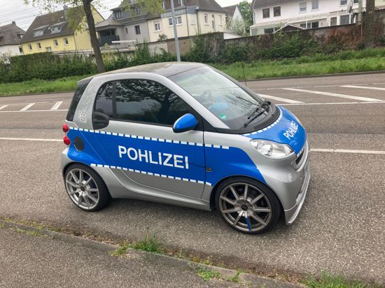 Der silberblaue Smart, der auch durch Karlsruhe fährt, sieht auf den ersten Blick einem Polizeifahrzeug zum Verwechseln ähnlich aus.