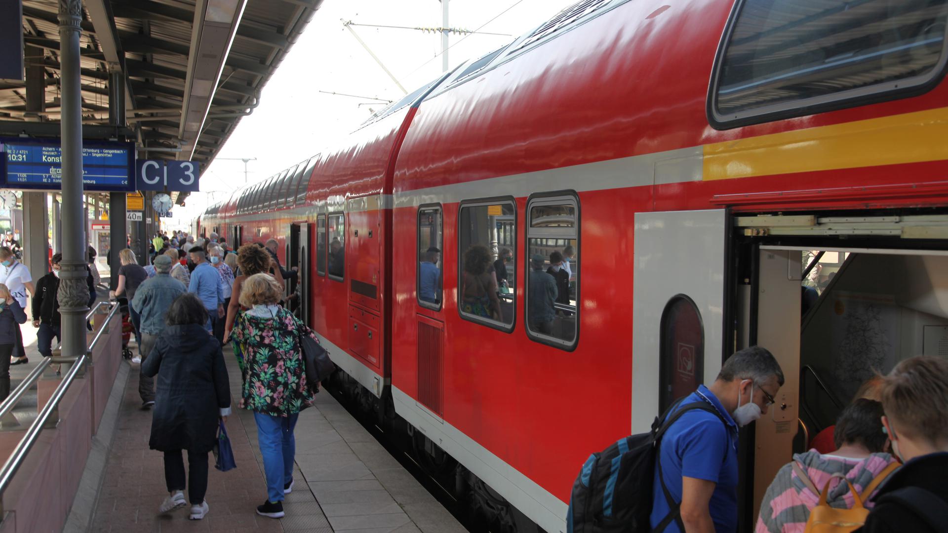 Hochbetrieb am Bahnhof in Baden-Baden: Der ungewöhnliche Andrang am angekommenen Regionalexpress nach Konstanz am Mittwochmorgen könnte ein Indiz dafür sein, dass sich viele Menschen das neue 9-Euro-Ticket besorgt haben.