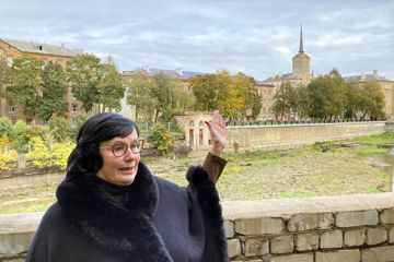 Hier enden die Europäische Union und die Nato: Die frühere Lokalpolitikerin Katri Raik zeigt von der estnischen Seite eines Flussarms der Narva zum anderen Ufer, wo Russland beginnt. Die Gebäude stehen in der Stadt Ivangorod.