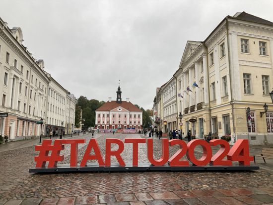 Innenstadt der estnischen Stadt Tartu mit einer Installation zum Kulturjahr 2024.