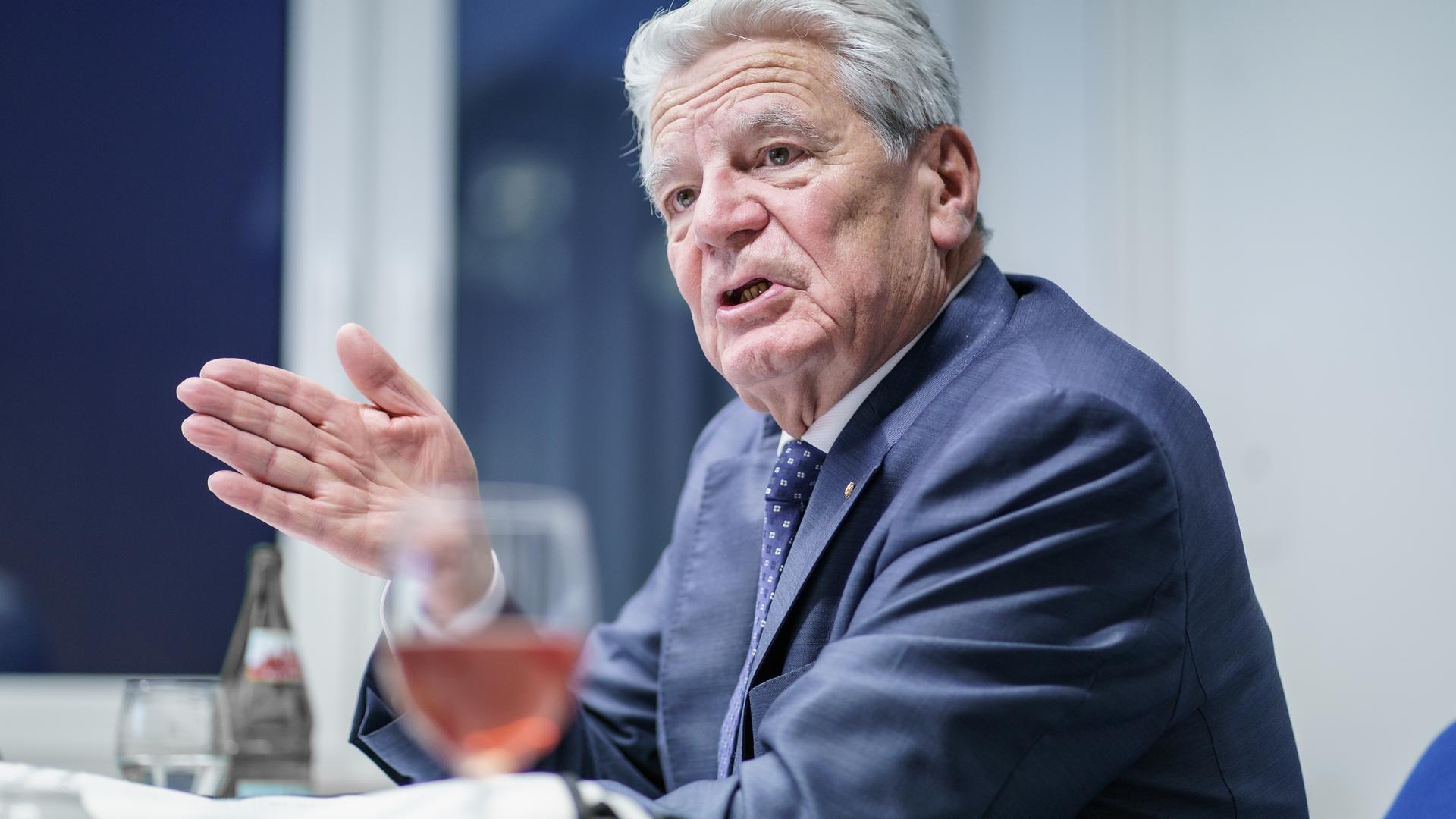 Altbundespräsident Joachim Gauck spricht an der Christian-Albrechts-Universität mit Journalisten. Gauck besucht die Kieler Forschungsstelle Toleranz (KFT) an der Universität zu einem Gespräch „Wie geht Toleranz?“.