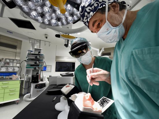 Neue Wege bei der operativen Ausbildung von Chirurgen: Das Städtische Klinikum Karlsruhe steigt in Zusammenarbeit mit dem KIT auf ein neues, innovatives Konzept um, bei dem am Bildschirm mit 3D und praktisch an realitätsnahen Modellen trainiert werden soll.