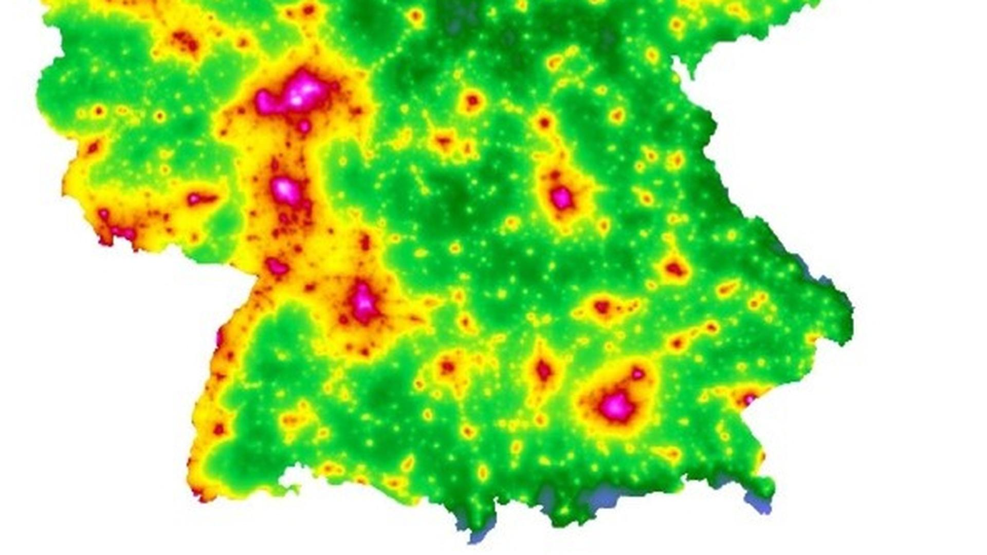Diese Grafik der Nachthelligkeit in Deutschland nach Daten von Satellitenbildern zeigt, wo es im südlichen Teil Deutschlands nachts zu viel Licht gibt (rote Flecken). Besonders betroffen sind große Stadtgebiete und stark urbanisierte Regionen.