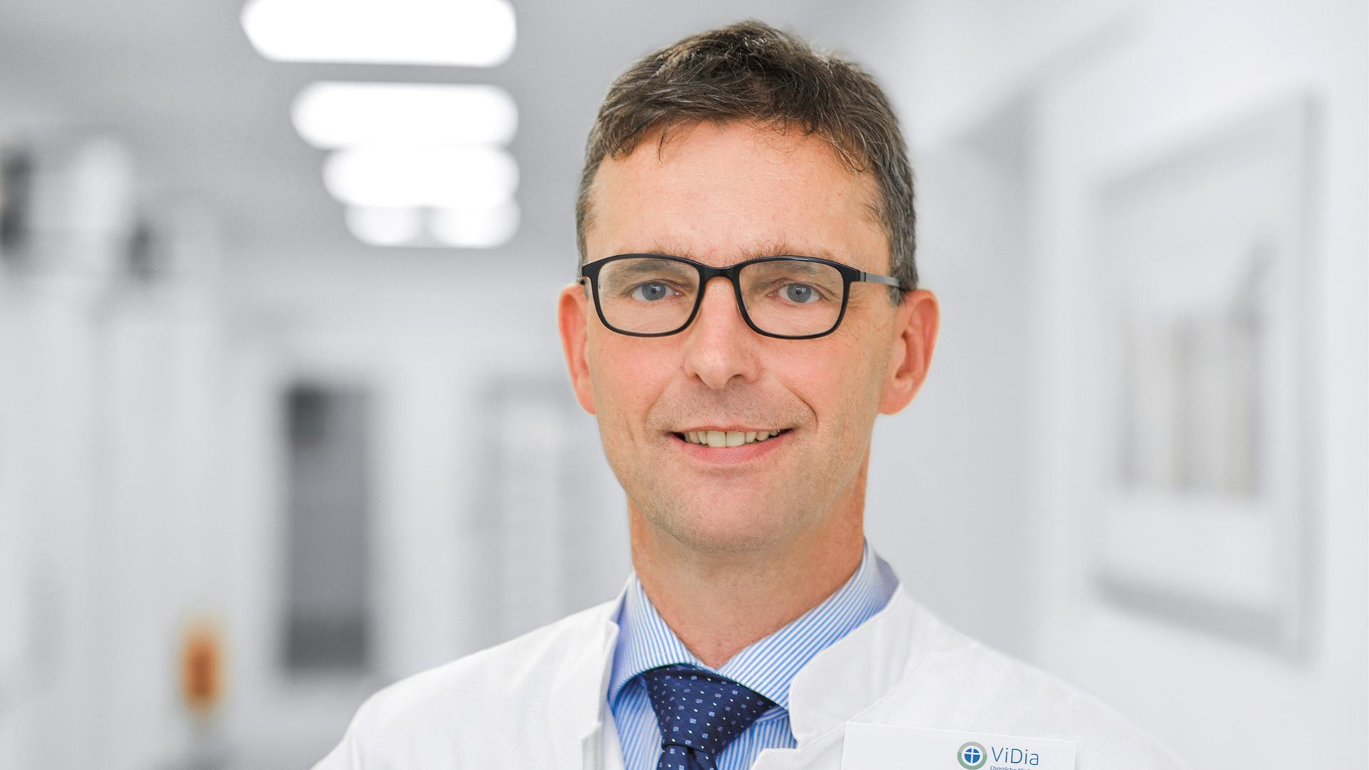 Professor Doktor Konstantin Mayer ist Direktor der Klinik für Pneumologie und Schlafmedizin an den ViDia Christliche Kliniken Karlsruhe.