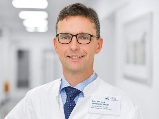Professor Doktor Konstantin Mayer ist Direktor der Klinik für Pneumologie und Schlafmedizin an den ViDia Christliche Kliniken Karlsruhe.