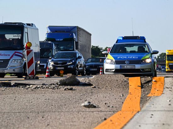 Schwere Schäden auf der Autobahn: Bestimmte Fahrbahnoberflächen können bei Hitze aufplatzen, das erhöht stark die Unfallgefahr. 