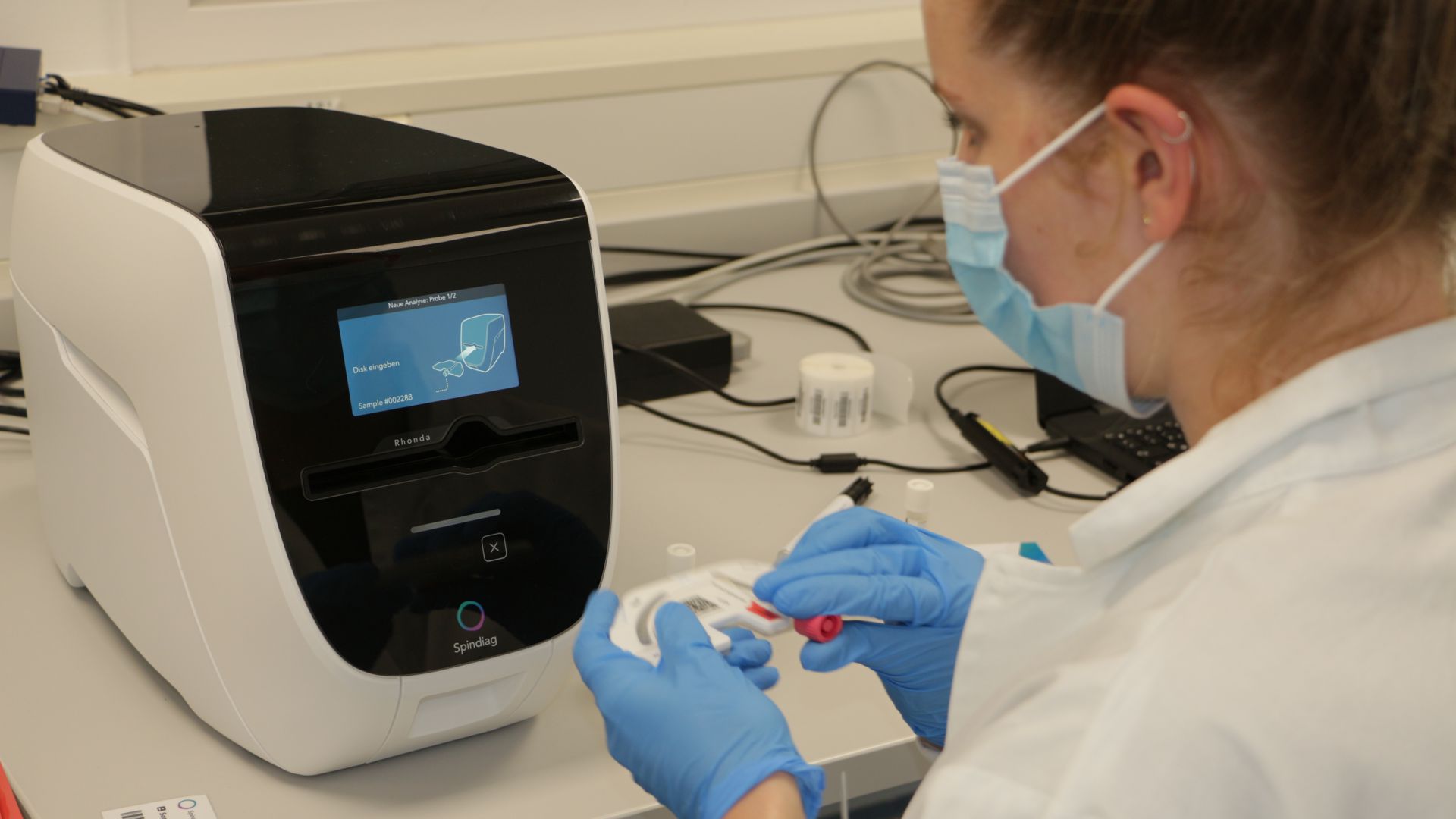 Das in Freiburg entwickelte PCR-Schnelltestsystem „Rhonda“ ist in Baden-Württemberg besteht aus einem Analysegerät und einer Kartusche mit Abstrichproben.