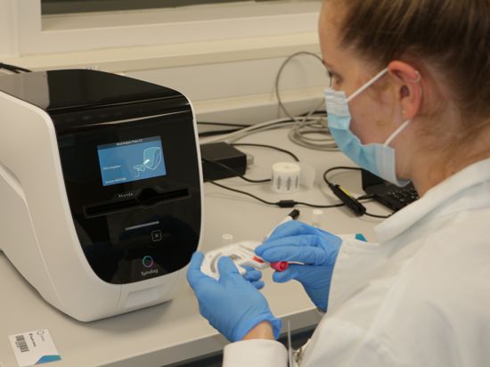 Das in Freiburg entwickelte PCR-Schnelltestsystem „Rhonda“ ist in Baden-Württemberg besteht aus einem Analysegerät und einer Kartusche mit Abstrichproben.