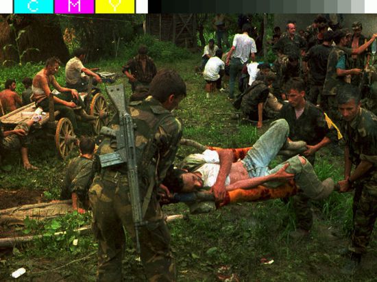 Bild des Krieges: Bosnier ziehen mit ihren verwundeten Kameraden durch die serbischen Linien in den Wäldern. Es herrschen Todesangst und große Ungewissheit.