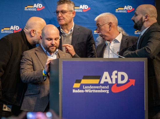 Politiker der AfD-Baden-Württemberg beratschlagen in Rottweil über das weitere Vorgehen beim Landesparteitag. 
