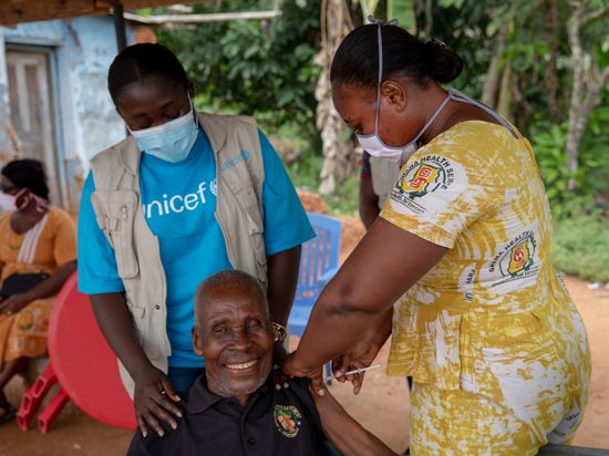 Noch große Lücken in der globalen Kampagne: Wer sich wie dieser Landwirt in Ghana gegen das Coronavirus impfen lassen kann, zählt heute insbesondere auf dem afrikanischen Kontinent zu den wenigen Glücklichen. Hier beträgt die Impfquote nur drei Prozent.  