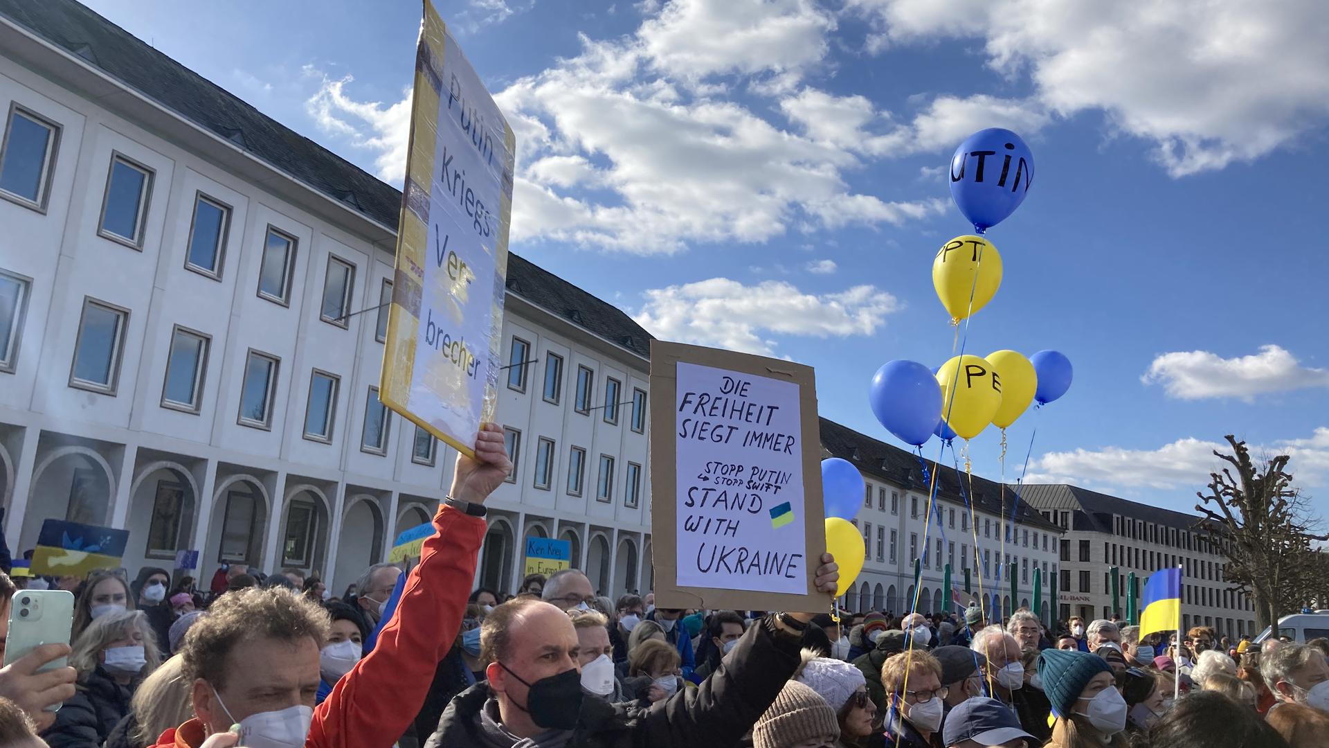 In den ersten Monaten nach dem Kriegsbeginn zeigten sich viele Deutschen auf Demonstrationen solidarisch mit der Ukraine – wie hier in Karlsruhe. 