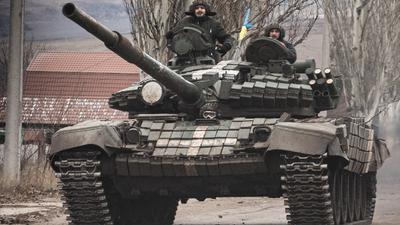 In die Schlacht mit veralteter Technik: Die Ukraine kämpft bislang vor allem mit Panzern aus ex-sowjetischen Altbeständen (auf dem Bild ein T-72). In diesem Jahr sollen im Land die Panzer aus den Nato-Staaten eintreffen.
