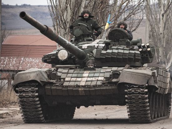 In die Schlacht mit veralteter Technik: Die Ukraine kämpft bislang vor allem mit Panzern aus ex-sowjetischen Altbeständen (auf dem Bild ein T-72). In diesem Jahr sollen im Land die Panzer aus den Nato-Staaten eintreffen.