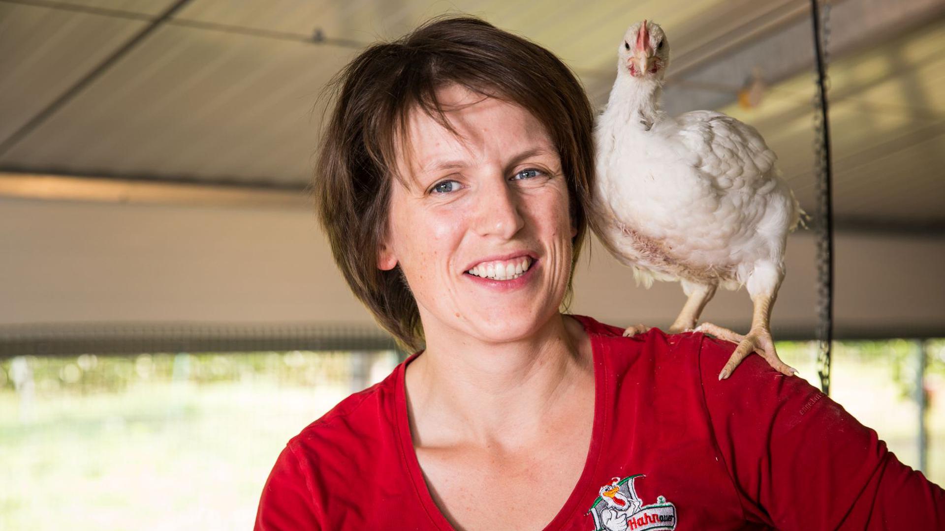 Anne Körkel aus Kehl hält Hähnchen und Hühner - und ist von der Qualität des Fleisches überzeugt.